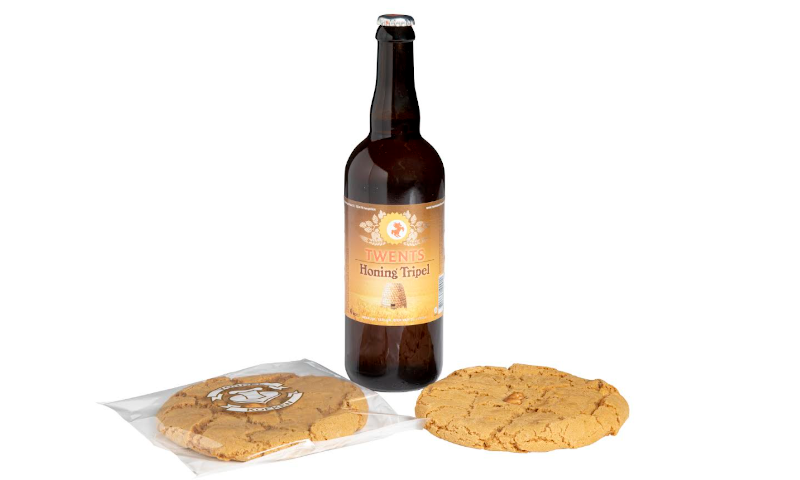 Twee Twentse Bierkoeken met in het midden een fles Twents Honing Tripel